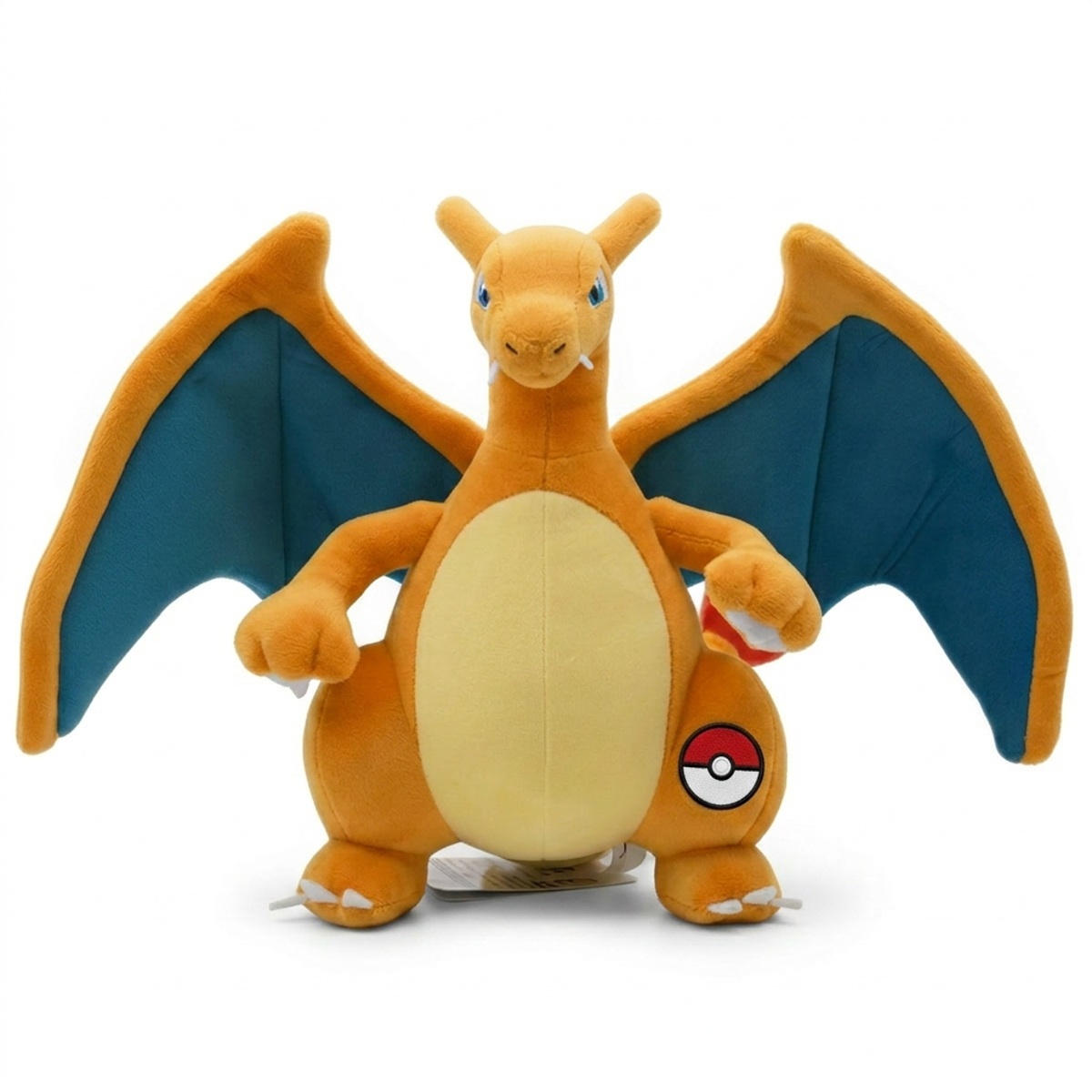 Charizard Knuffel met badge die de echtheid bewijst.