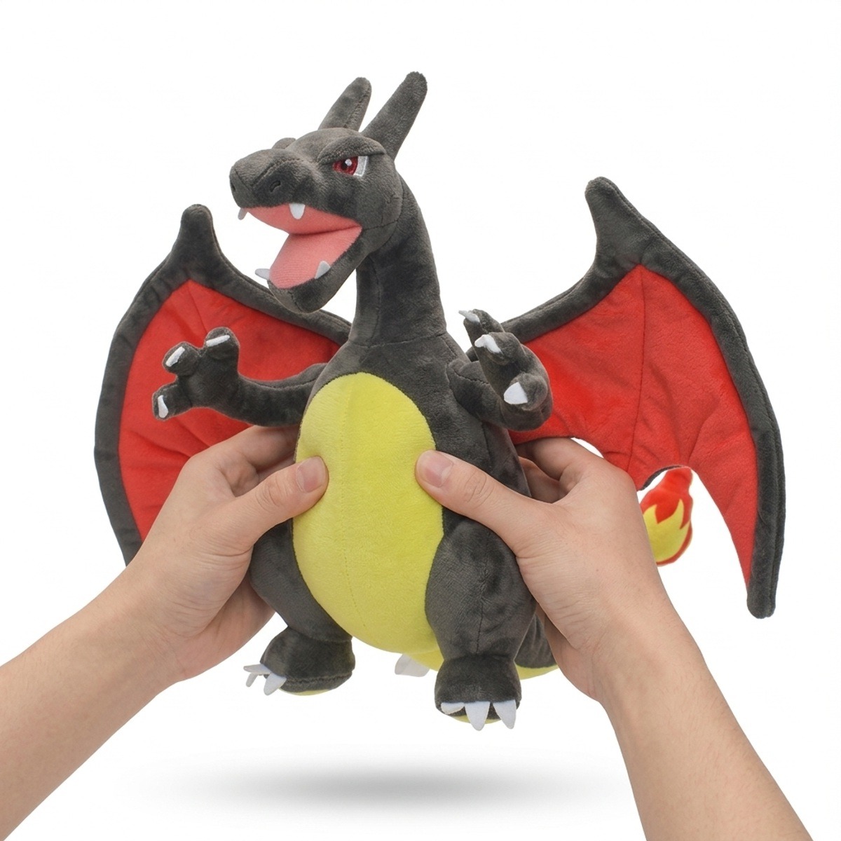 Charizard Shiny Knuffel gehouden in handen