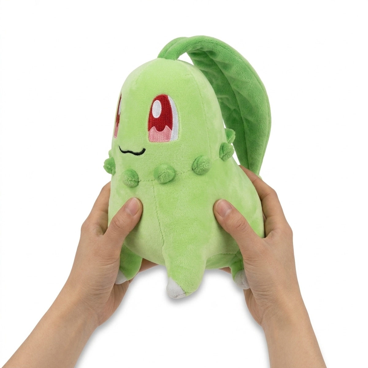 Chikorita Knuffel vastgehouden in handen