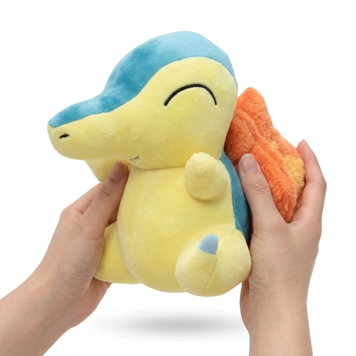 Cyndaquil Knuffel in handen
