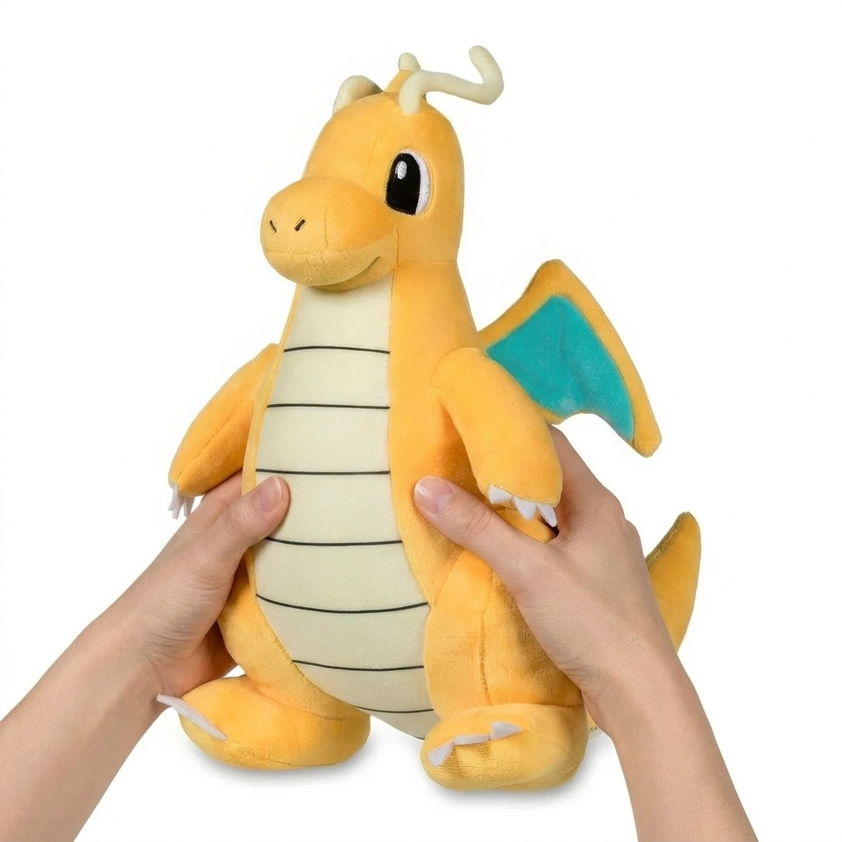 Dragonite Knuffel in handen
