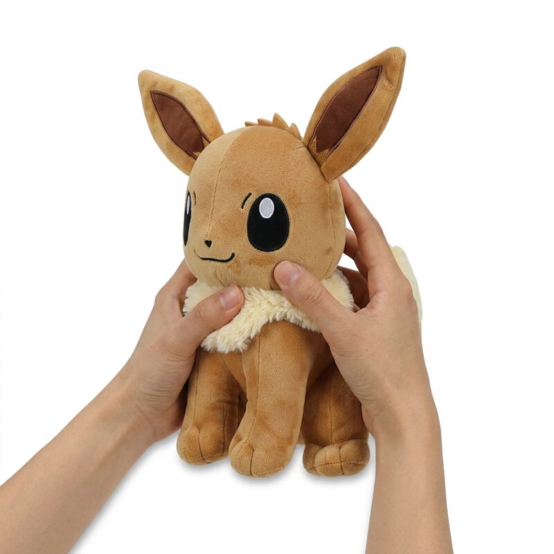 Eevee Knuffel 30 cm vastgehouden in handen