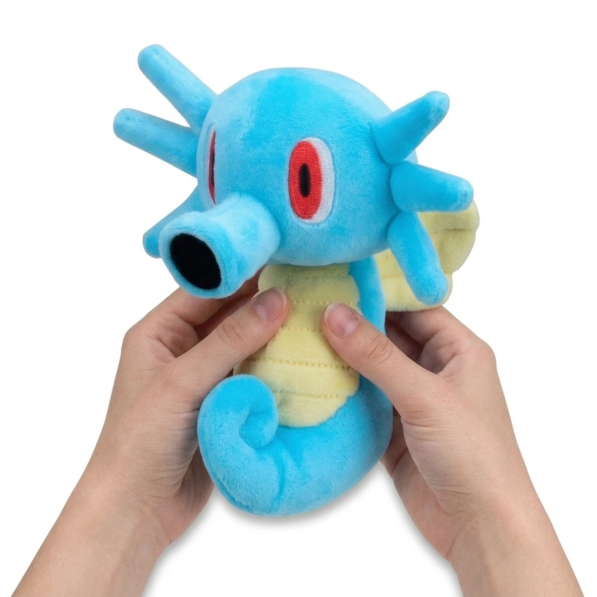 Horsea Knuffel in handen