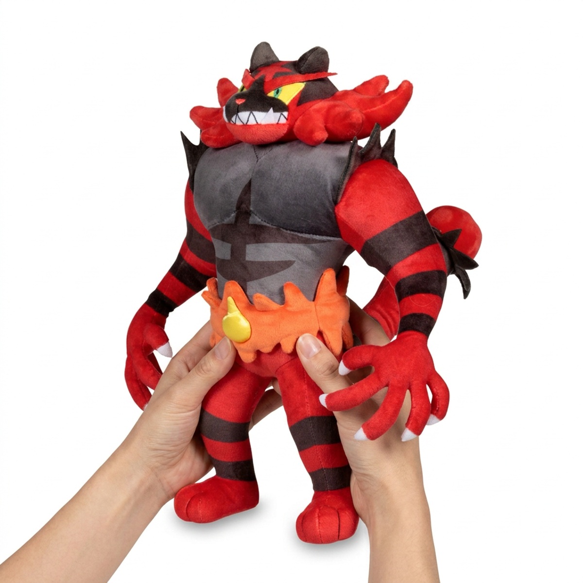 Incineroar Knuffel in handen
