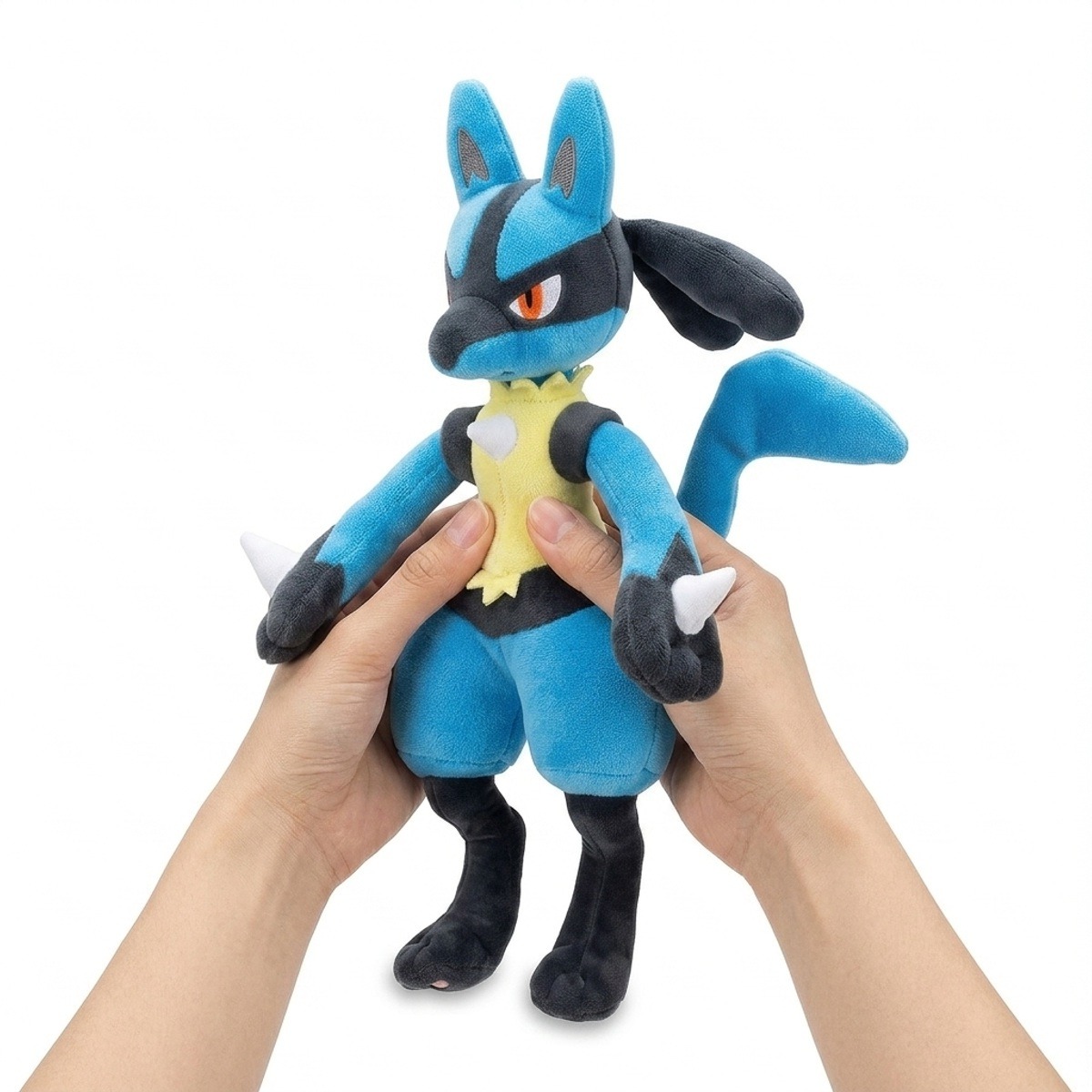 Lucario knuffel vastgehouden in handen