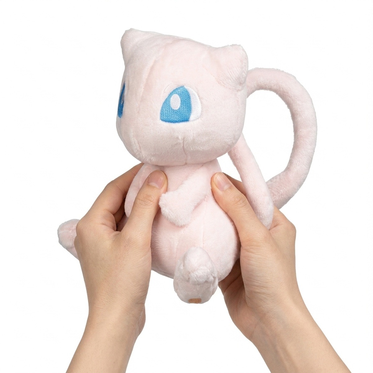 Mew Knuffel gehouden in de handen