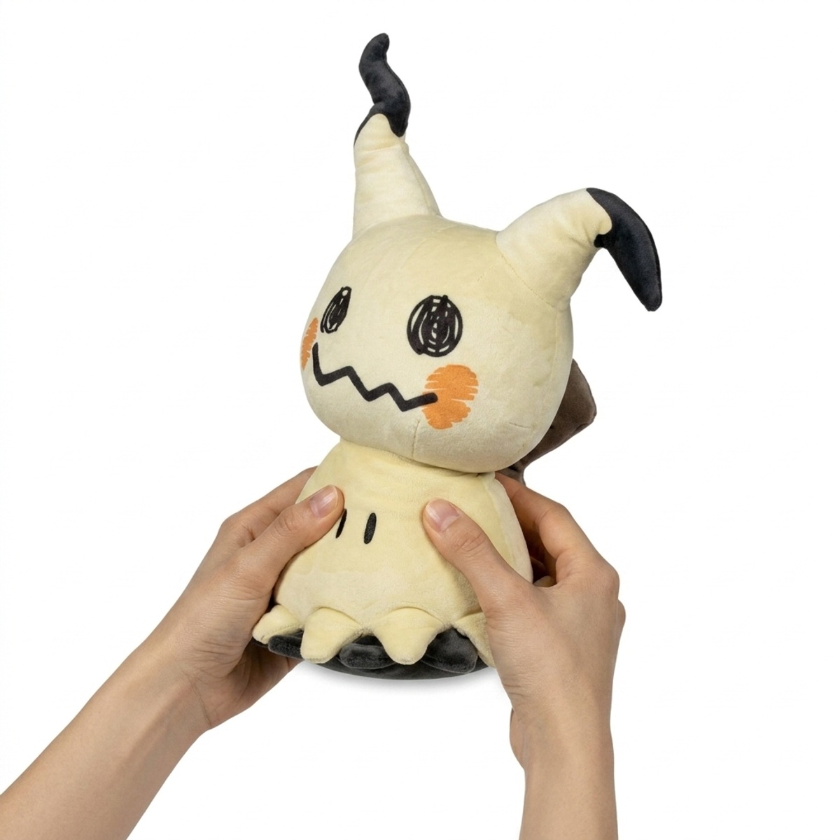 Mimikyu Knuffel in handen