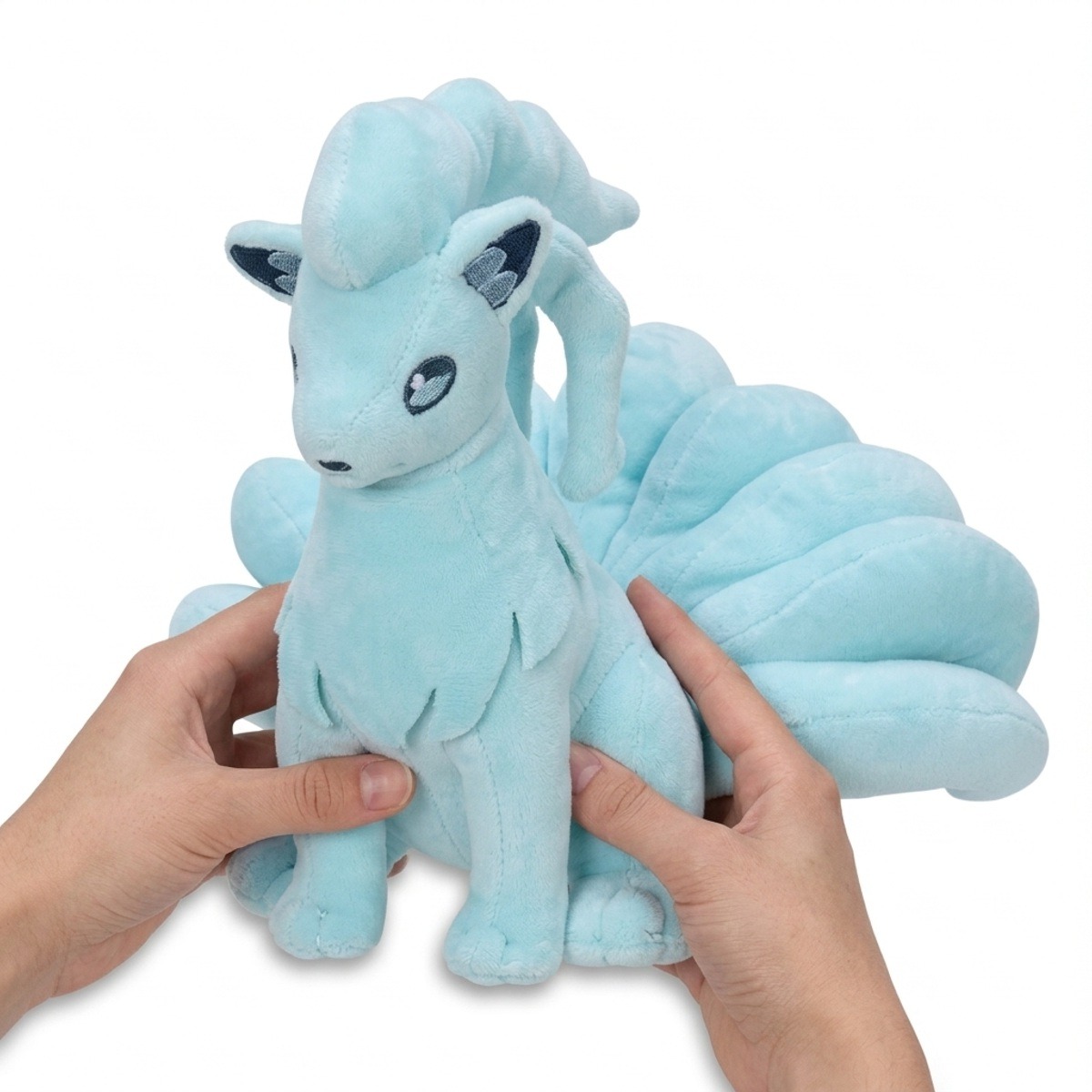 Ninetales van Alola knuffel vastgehouden in handen