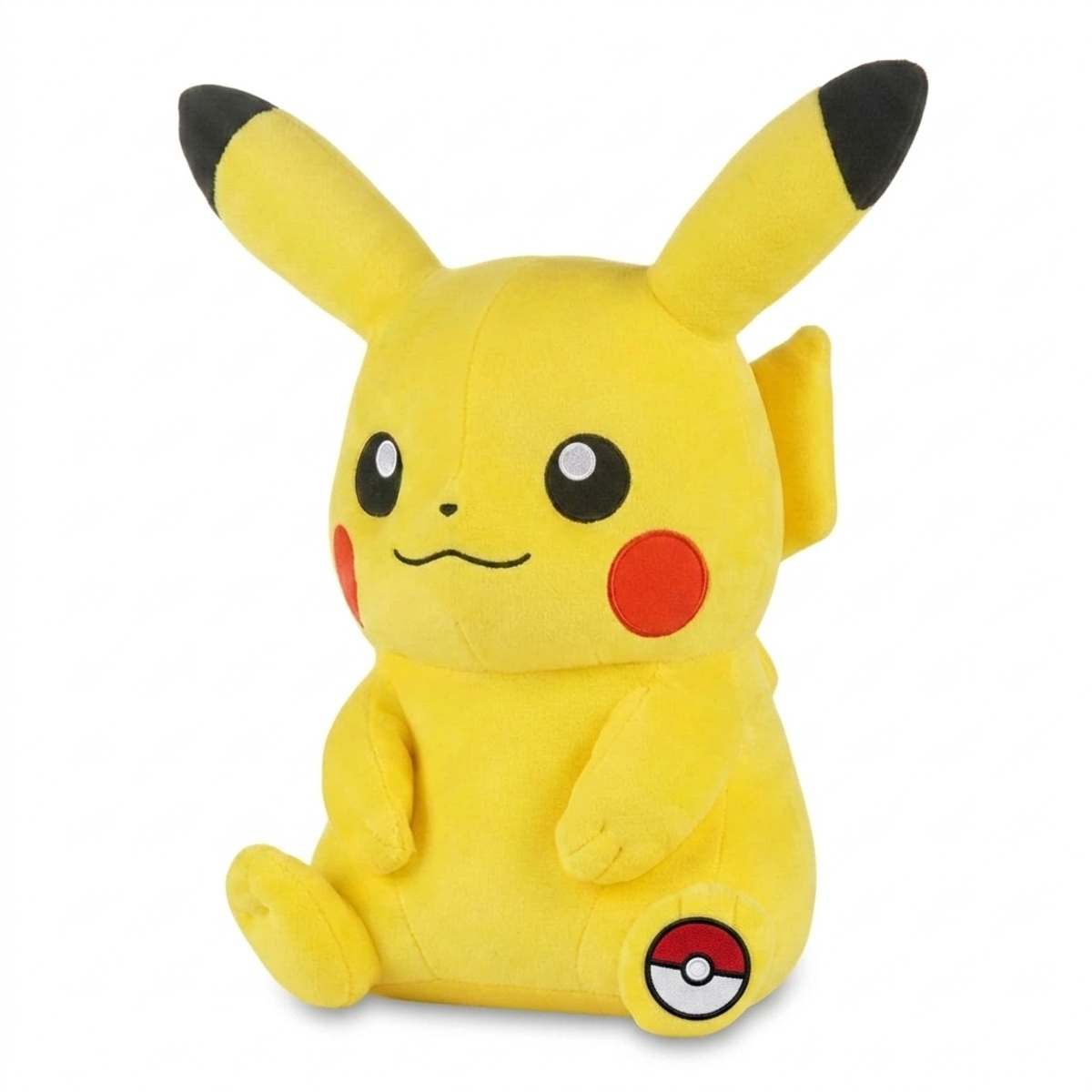 Pikachu Knuffel met badge die de echtheid bewijst.