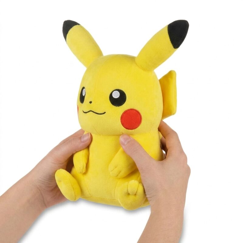 Pikachu Knuffel 20 cm in handen
