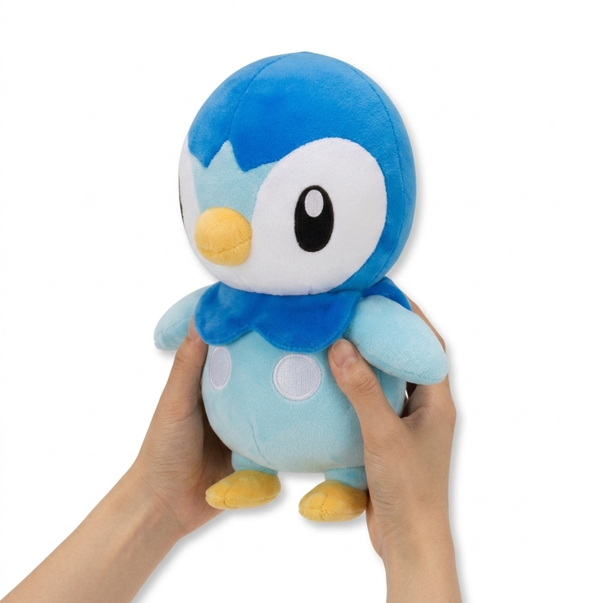 Piplup knuffel vastgehouden in handen