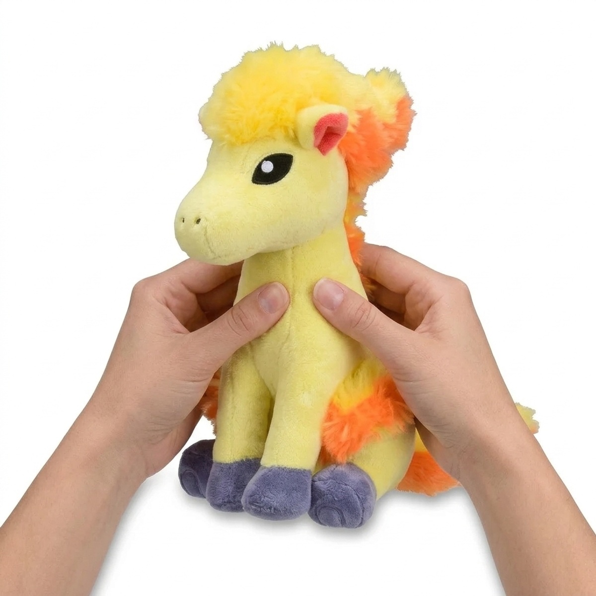 Ponyta Knuffel vastgehouden in handen