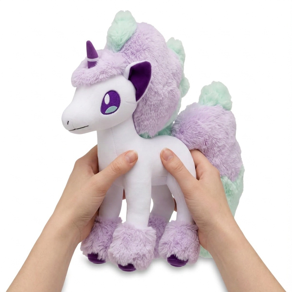Ponyta van Galar knuffel vastgehouden in handen