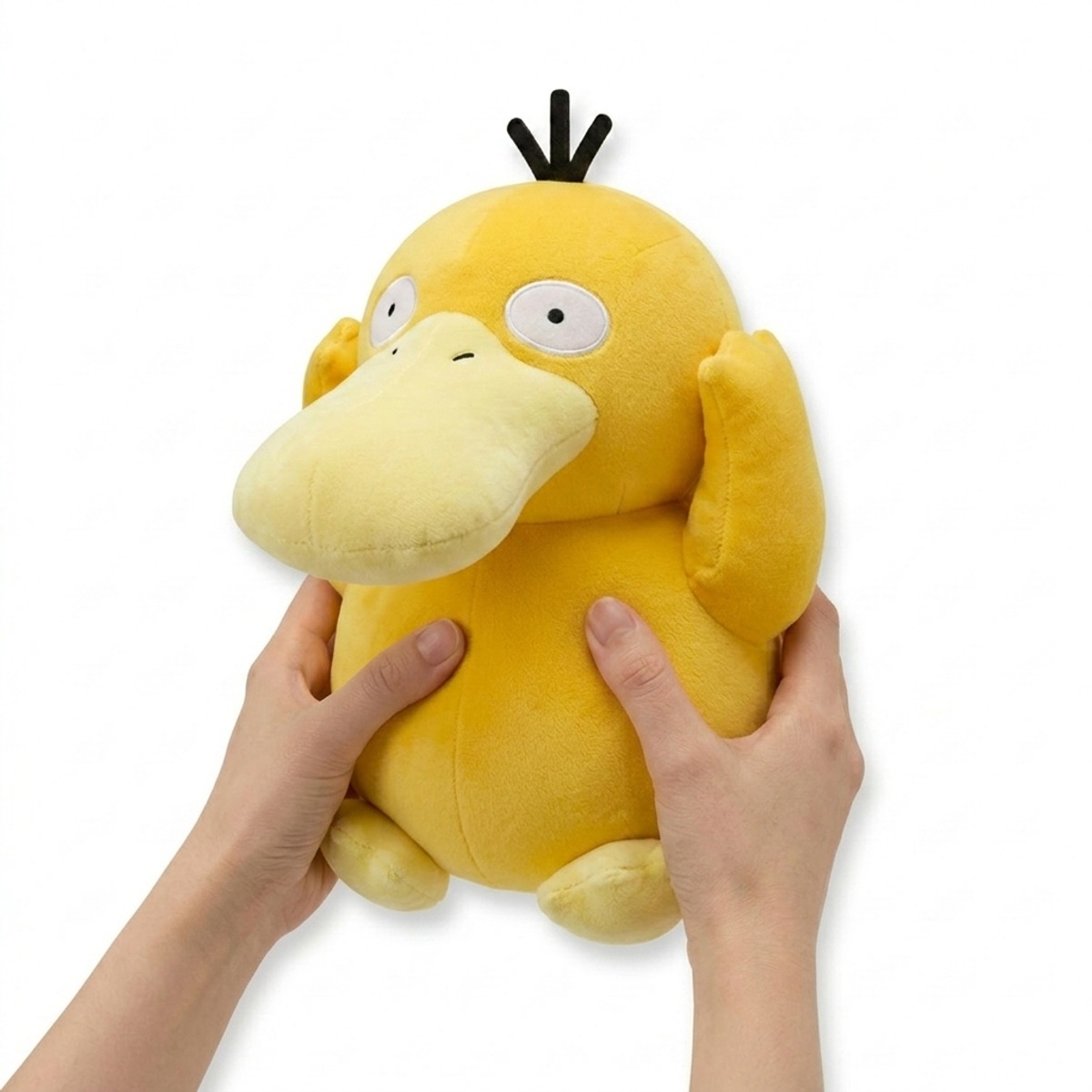 Psyduck knuffel vastgehouden in handen