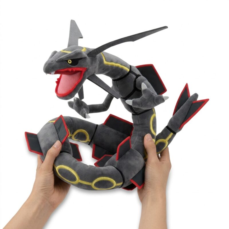 Rayquaza Shiny knuffel vastgehouden in handen