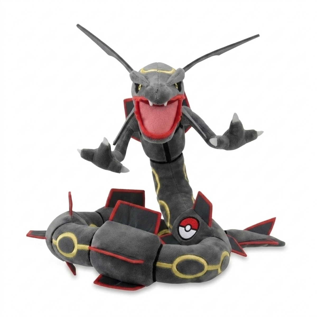 Rayquaza Knuffel met badge die de echtheid bewijst.
