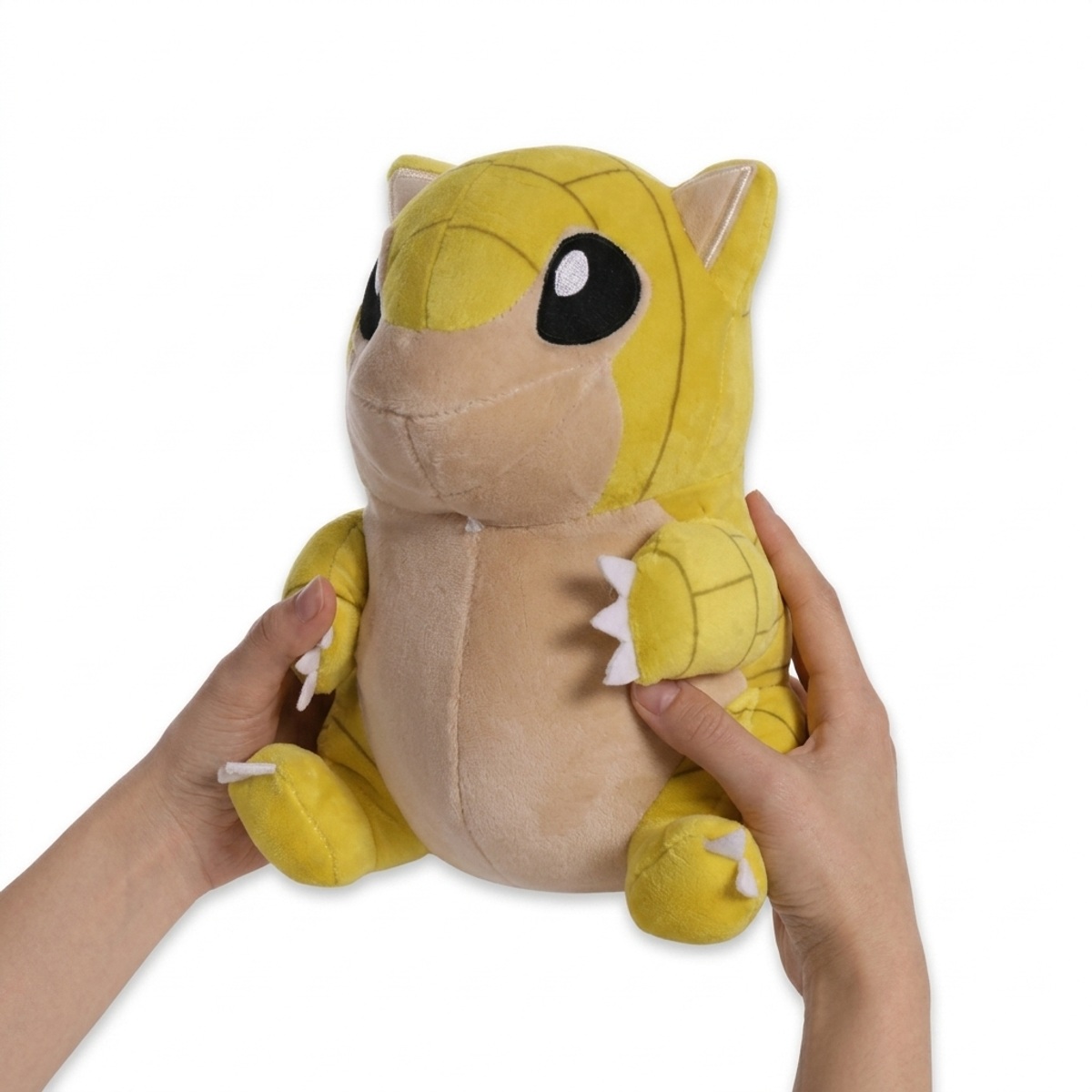 Sandshrew Knuffel vastgehouden in handen