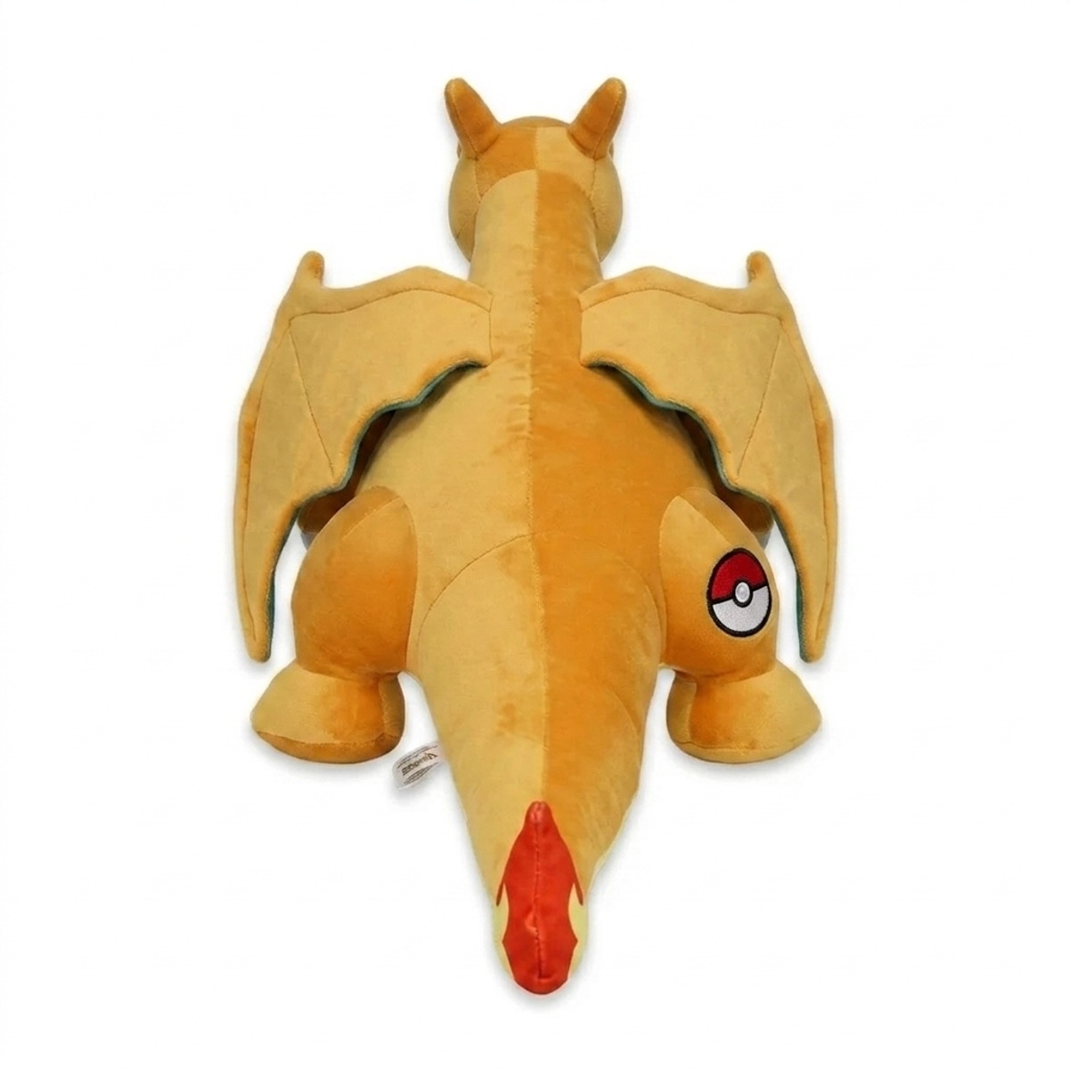 Charizard Knuffel met badge die de echtheid bewijst.
