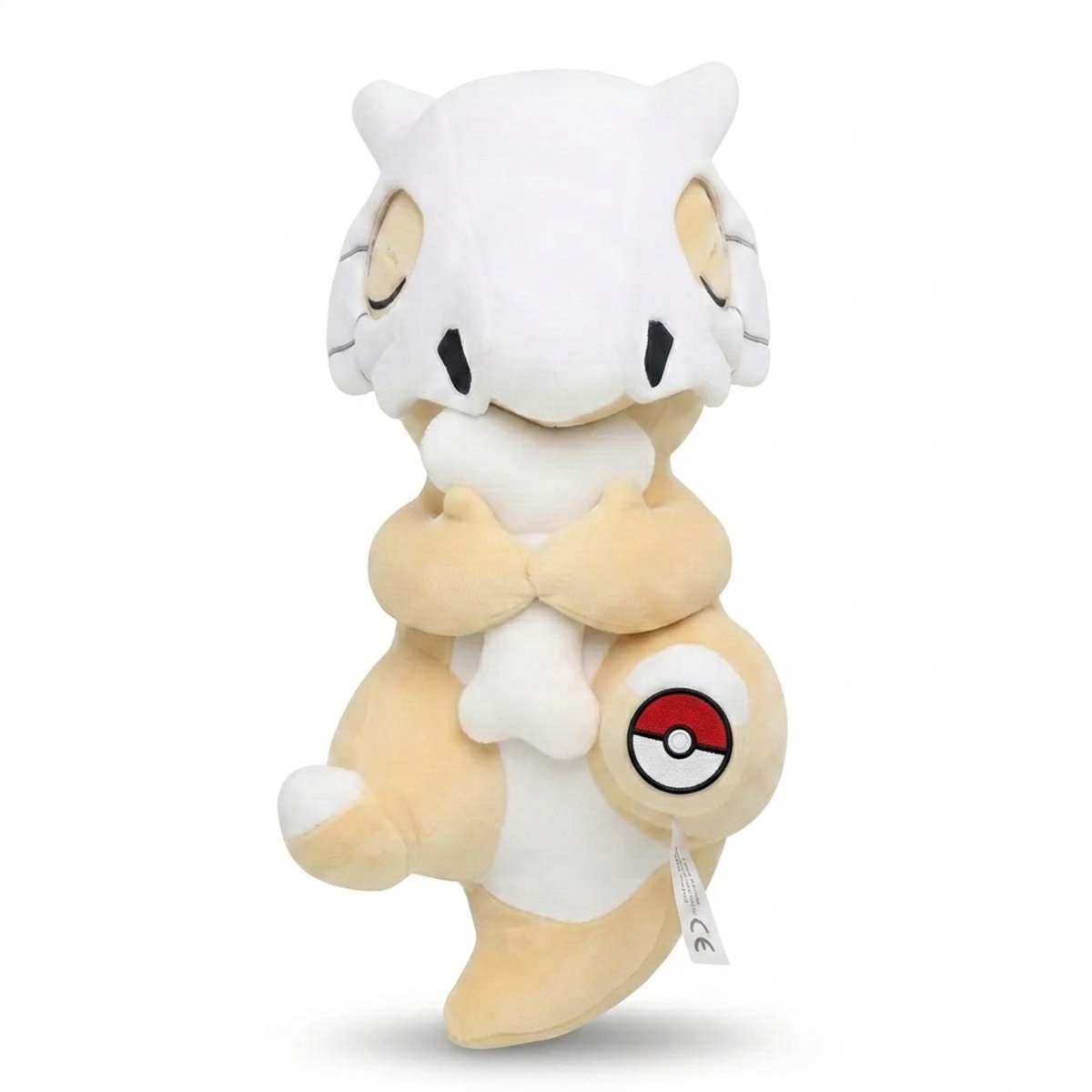 Cubone Knuffel met badge die de echtheid bewijst.