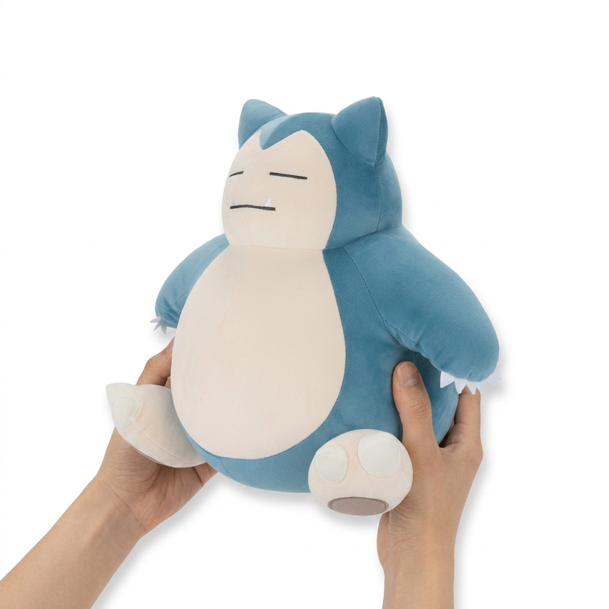 Snorlax Knuffel vastgehouden in handen