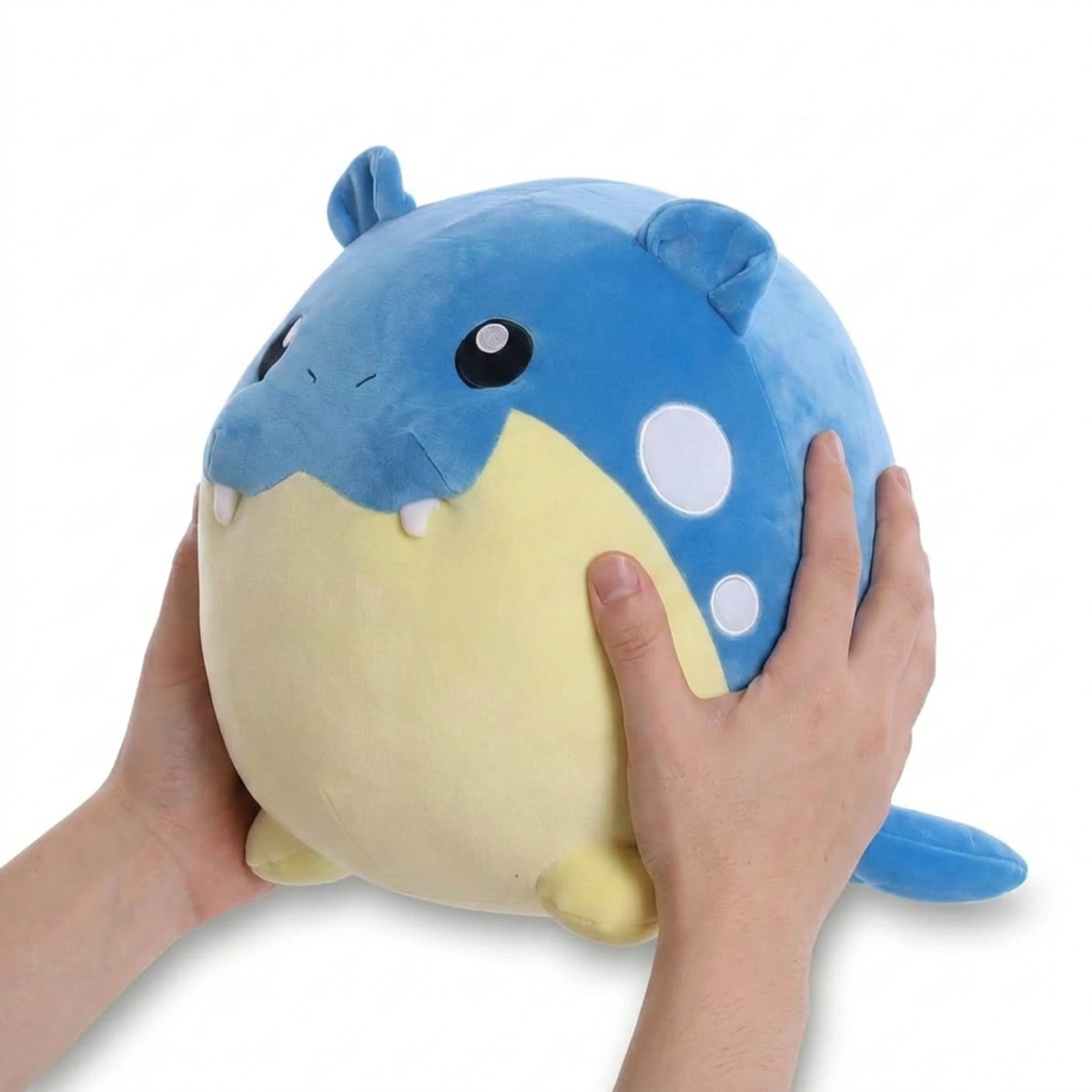 Spheal Knuffel vastgehouden in handen