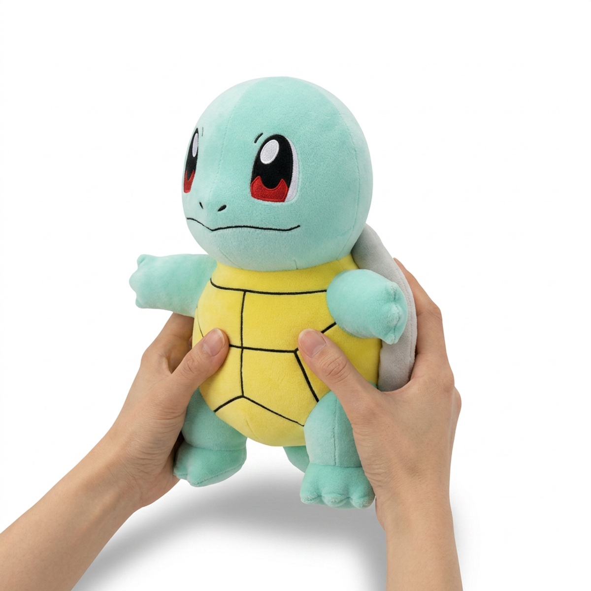 Squirtle Knuffel gehouden in handen