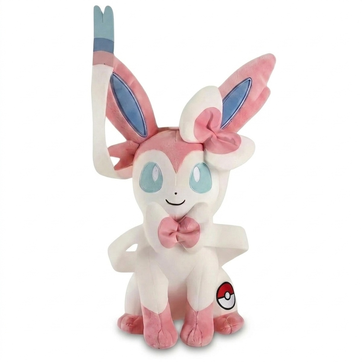 Sylveon Knuffel met badge die de echtheid bewijst.