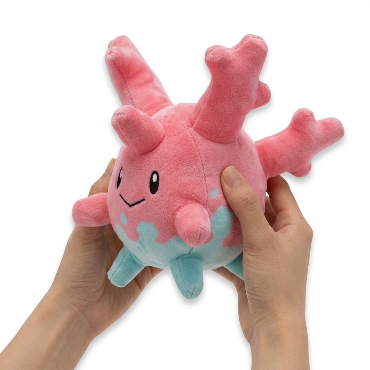 Corsola Knuffel in handen