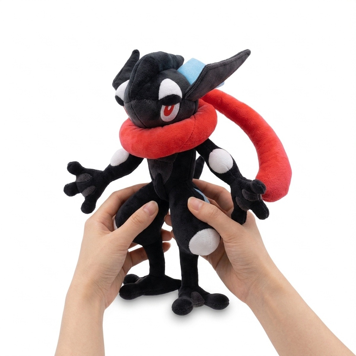 Greninja Shiny Knuffel gehouden in de handen