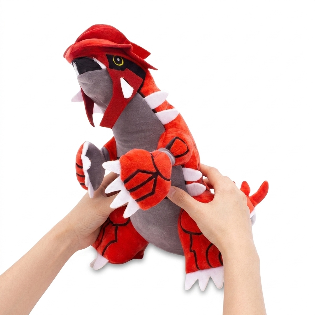 Groudon Knuffel in handen