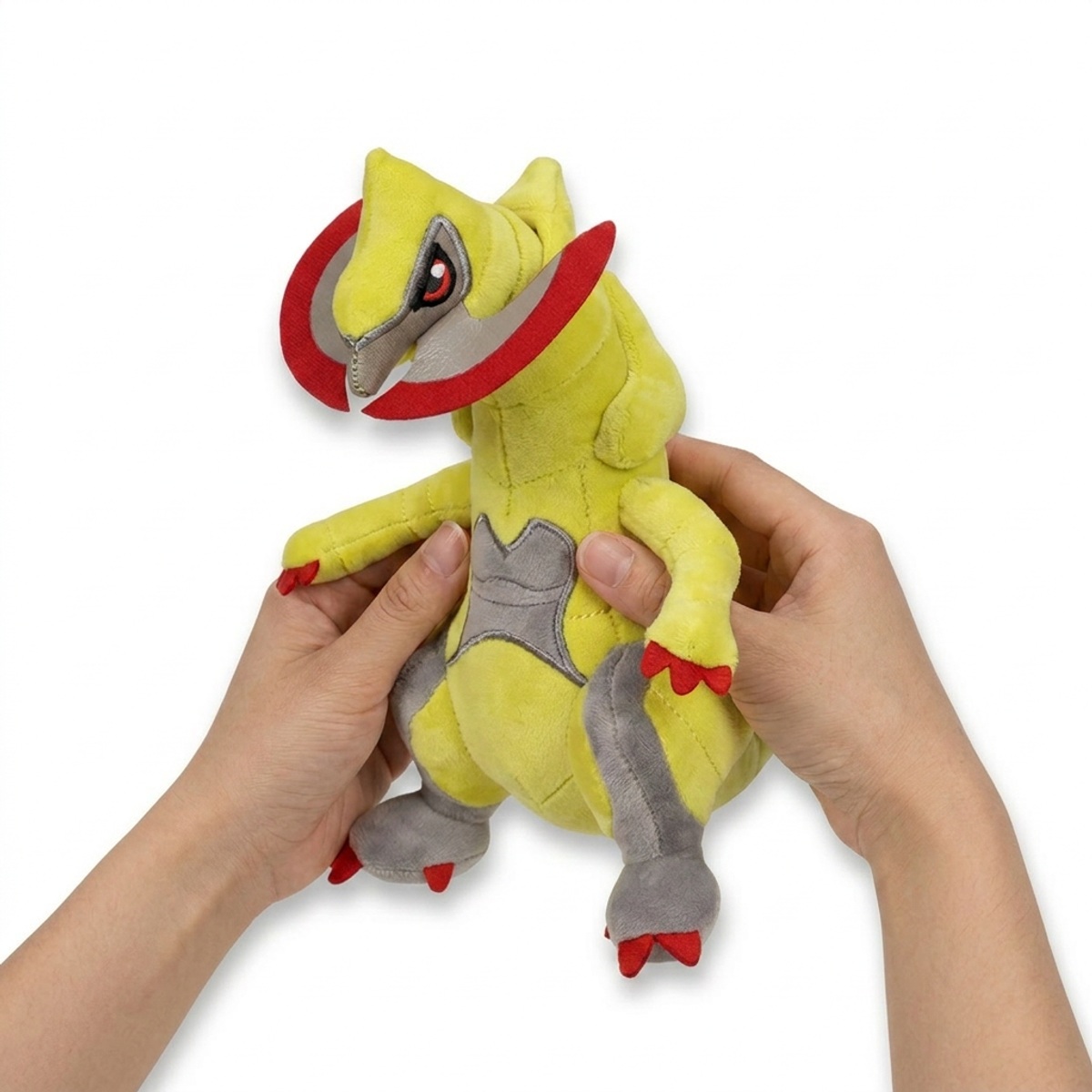 Haxorus Knuffel in handen gehouden