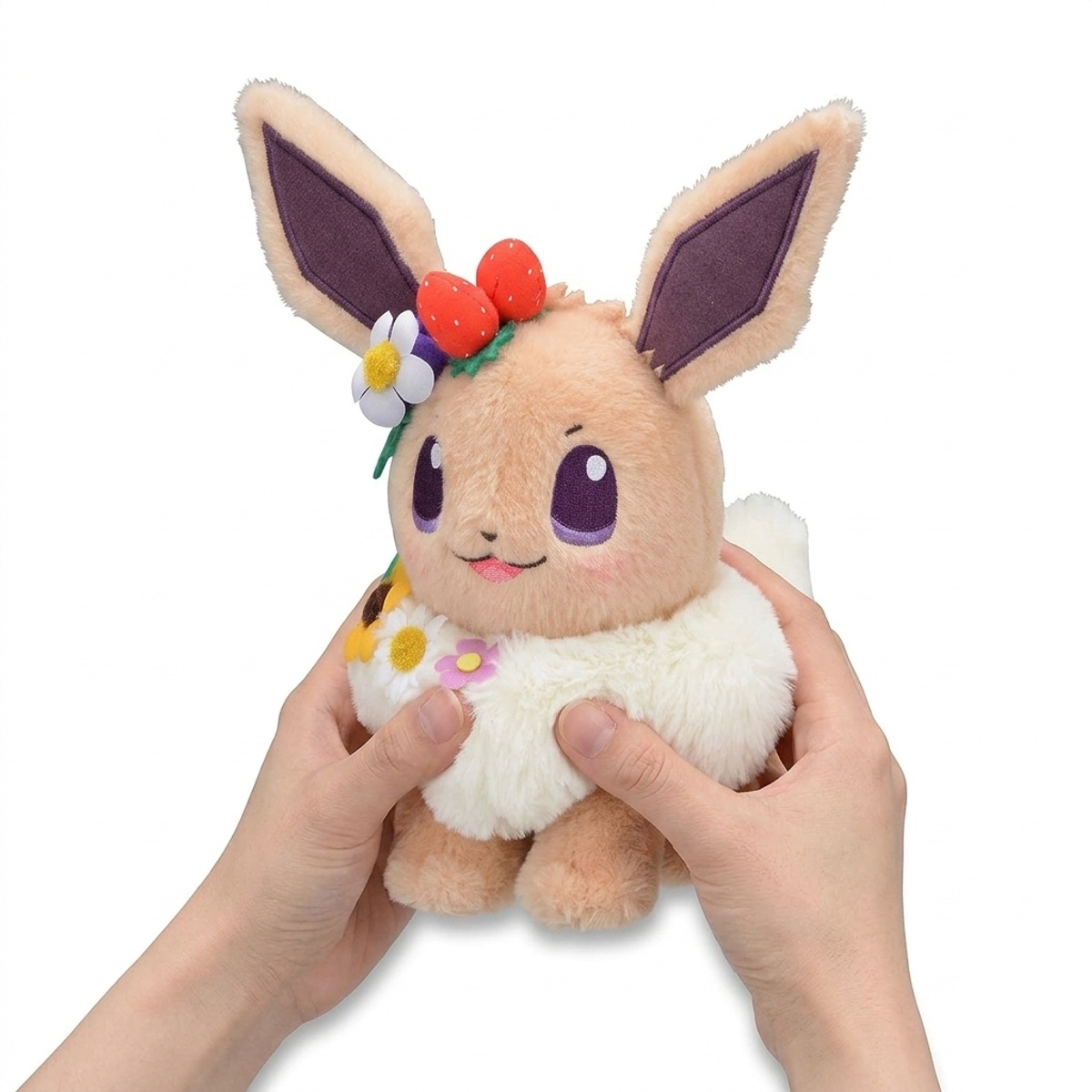Kawaii Eevee Knuffel vastgehouden in handen