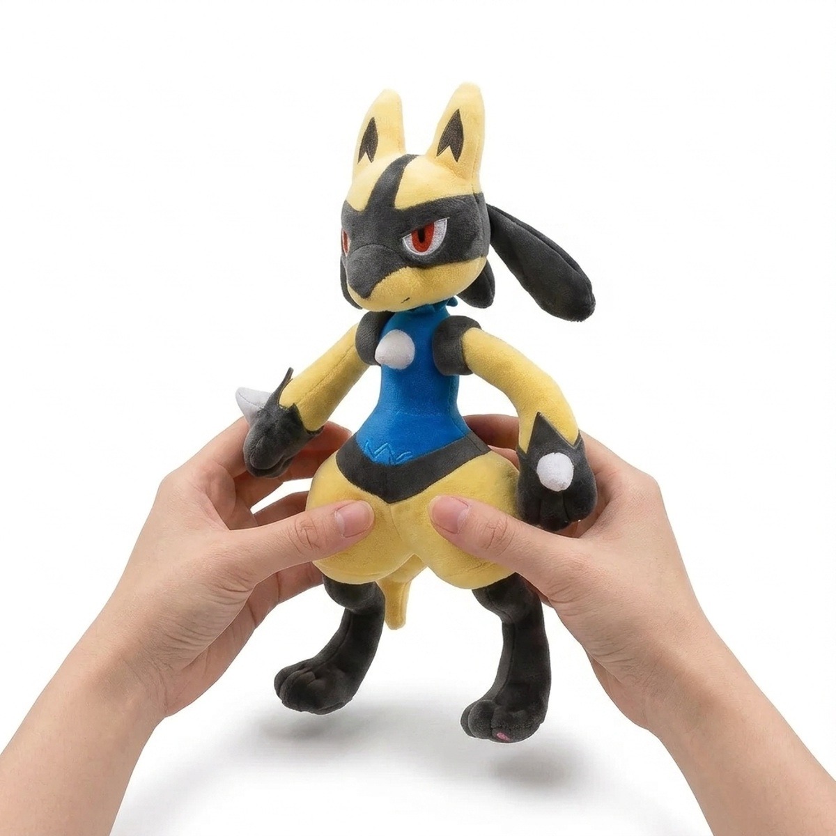 Lucario Shiny Knuffel vastgehouden in handen