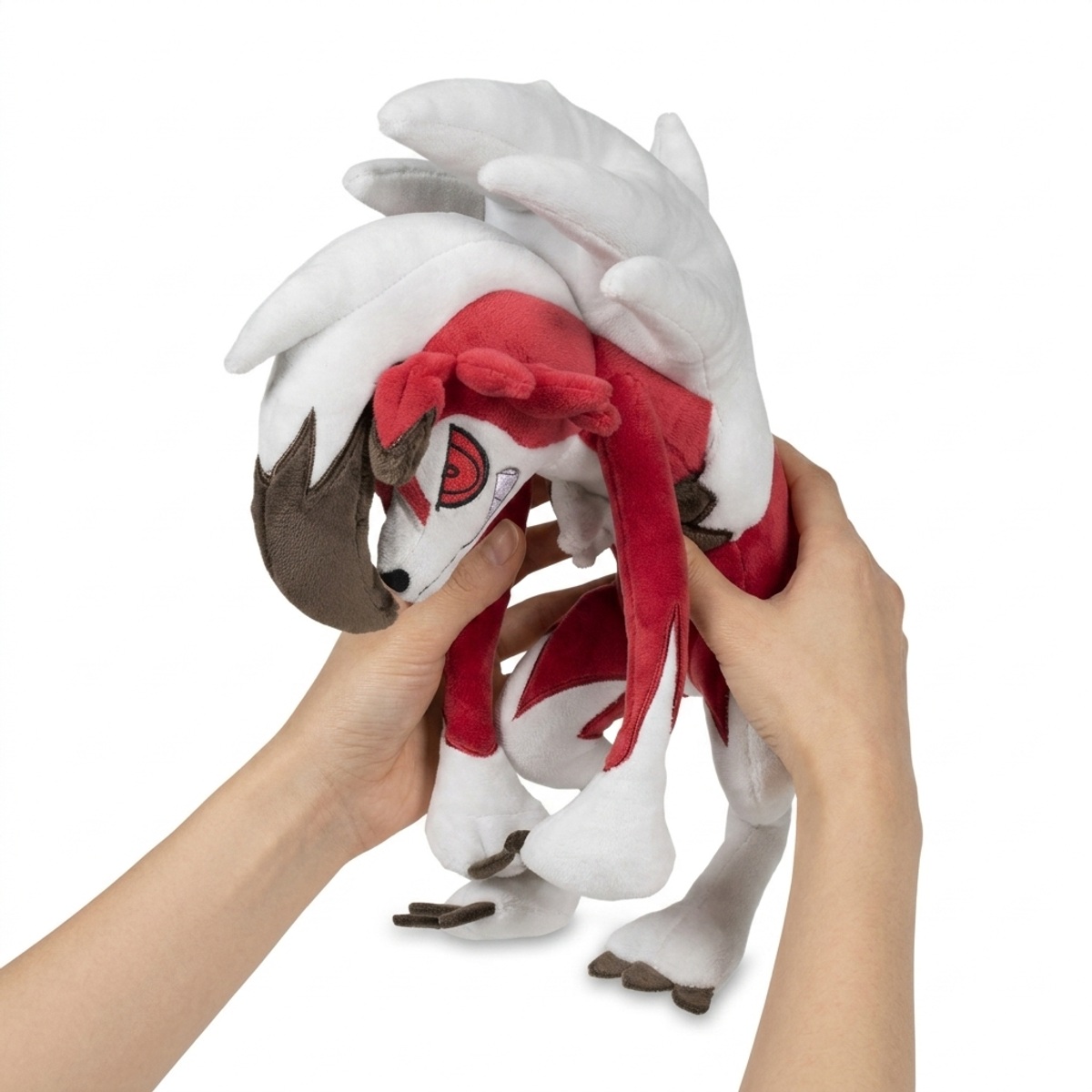 Lycanroc Midnight Knuffel gehouden in handen