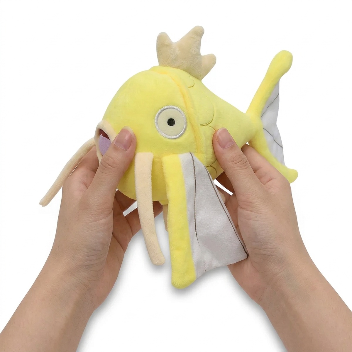 Magikarp Shiny Knuffel vastgehouden in handen