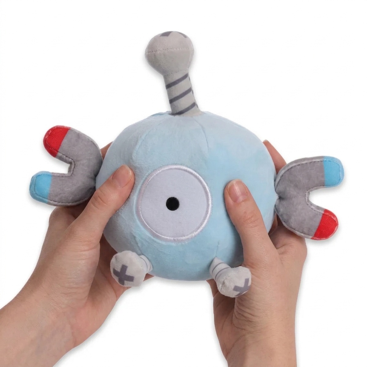 Magnemite Knuffel in handen