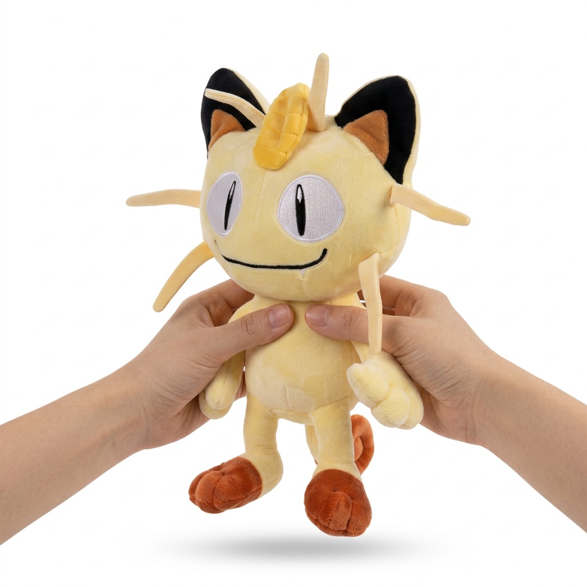 Meowth Knuffel vastgehouden in handen