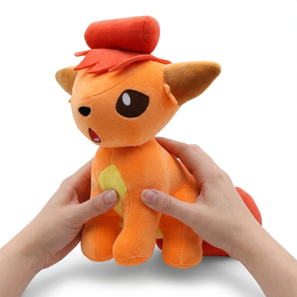 Vulpix Knuffel vastgehouden in handen