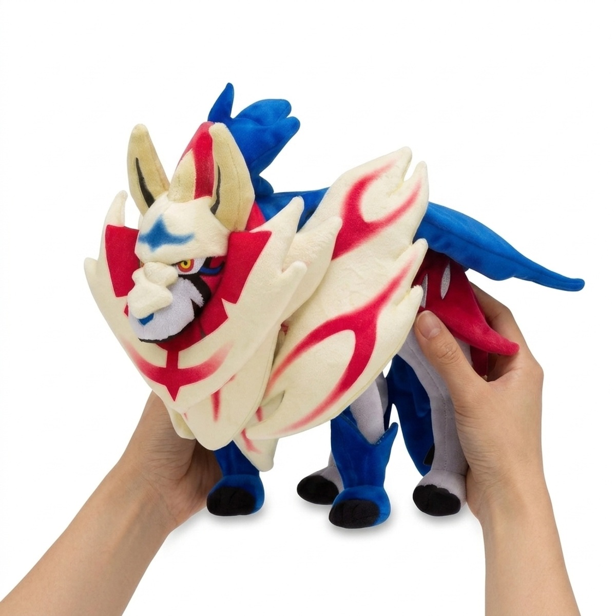 Zamazenta Knuffel in handen