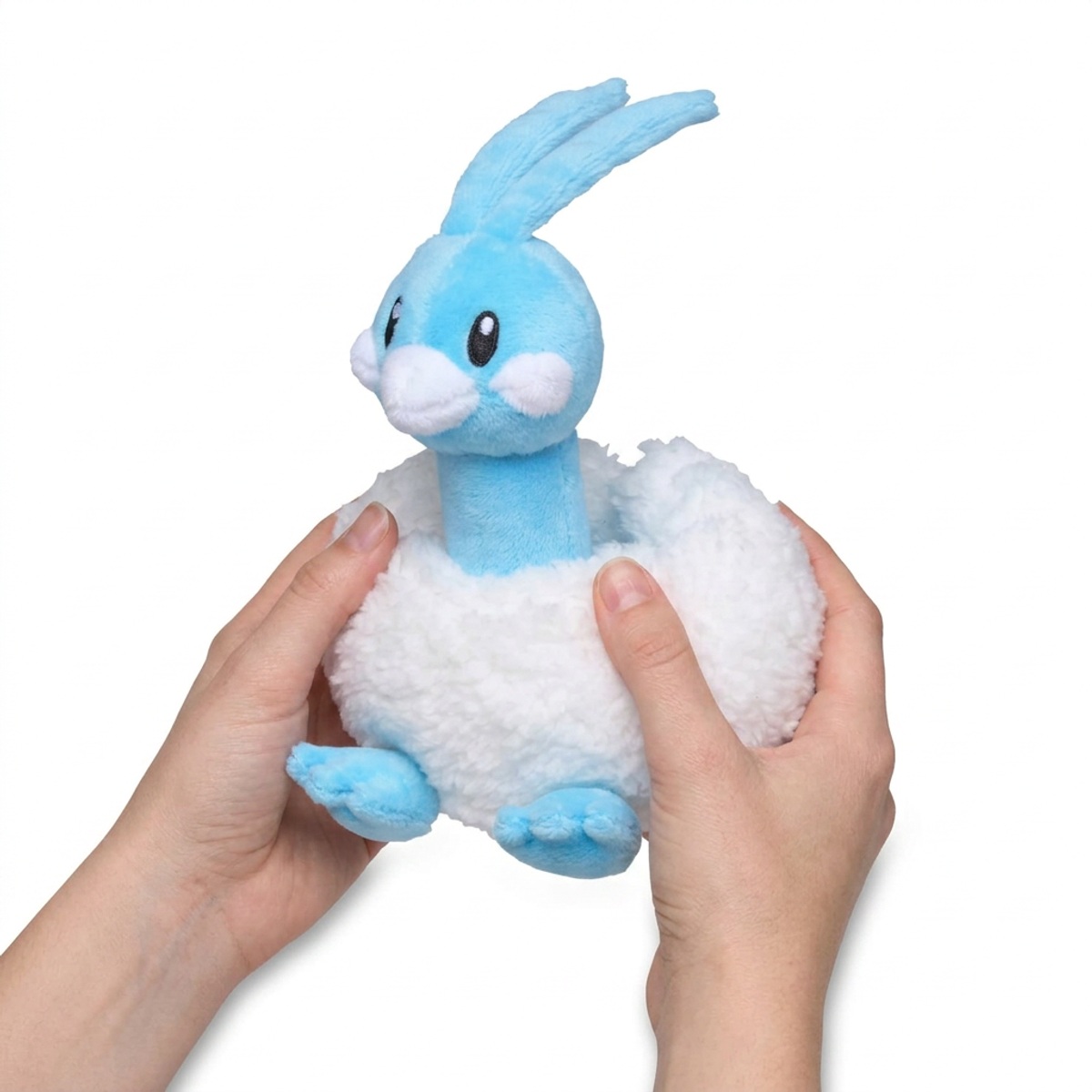 Altaria Knuffel in handen