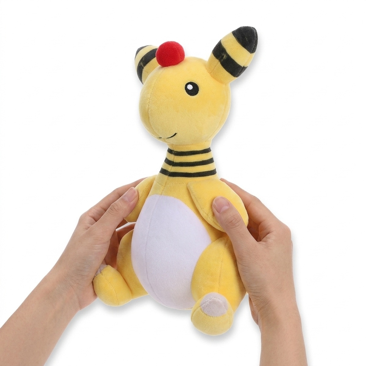 Ampharos Knuffel vastgehouden in handen