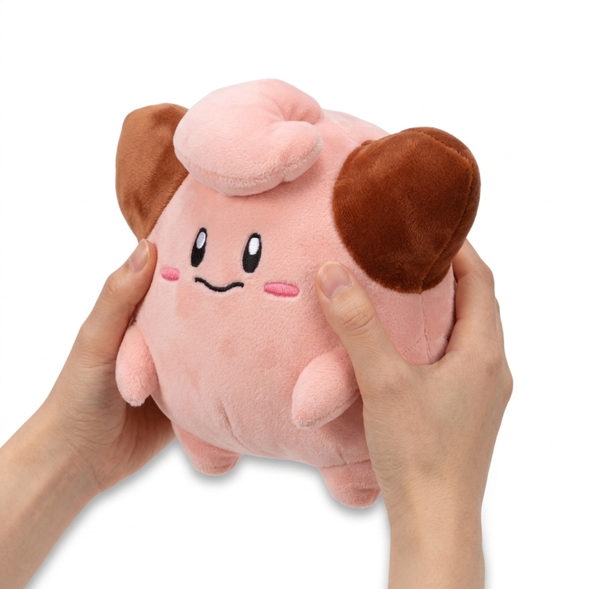 Cleffa Knuffel vastgehouden in handen