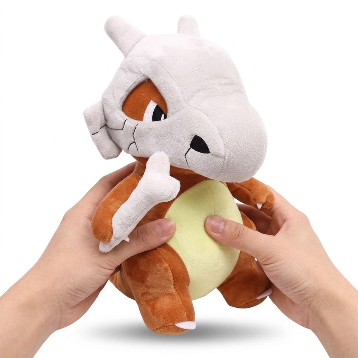 Cubone Knuffel in handen
