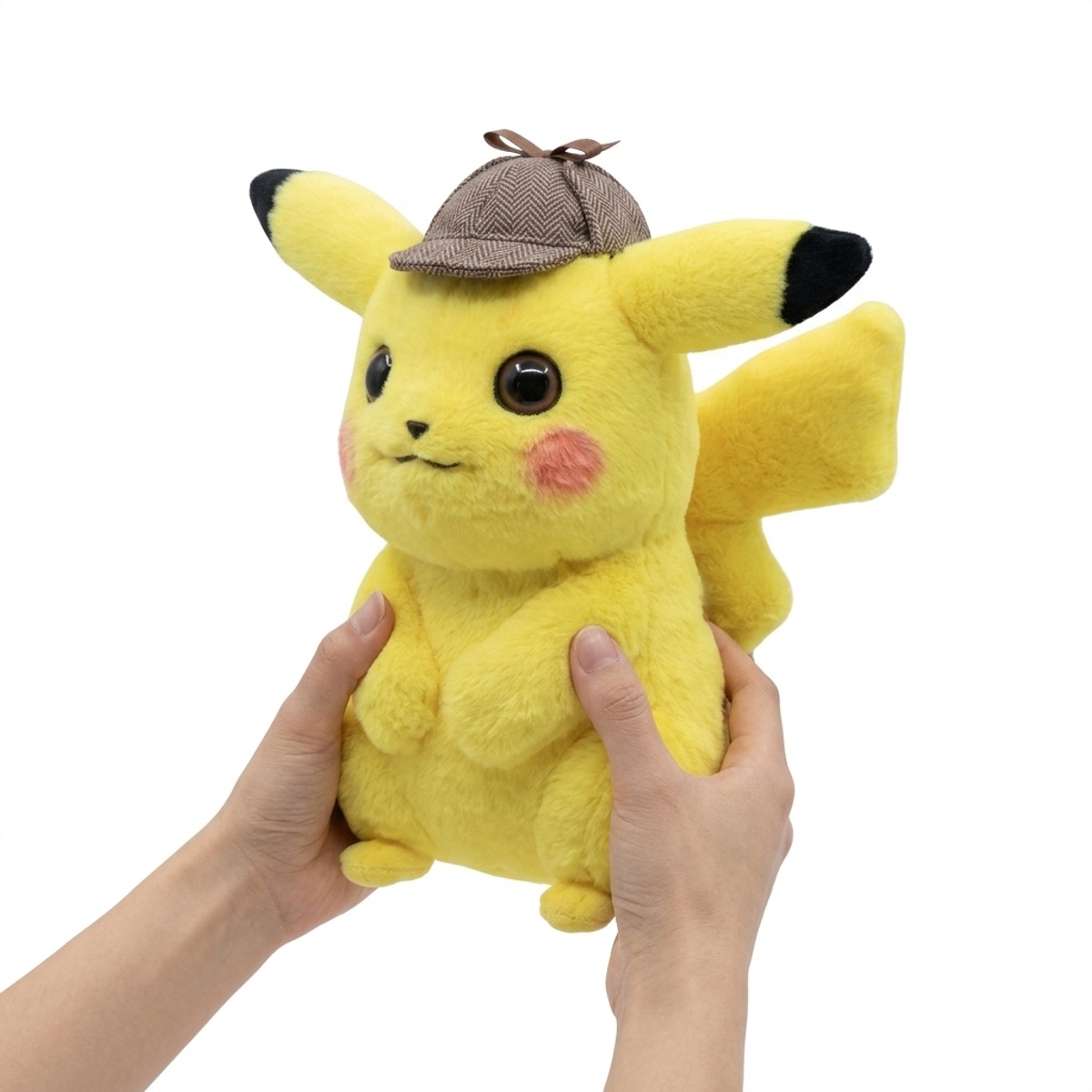 Detective Pikachu Knuffel in handen