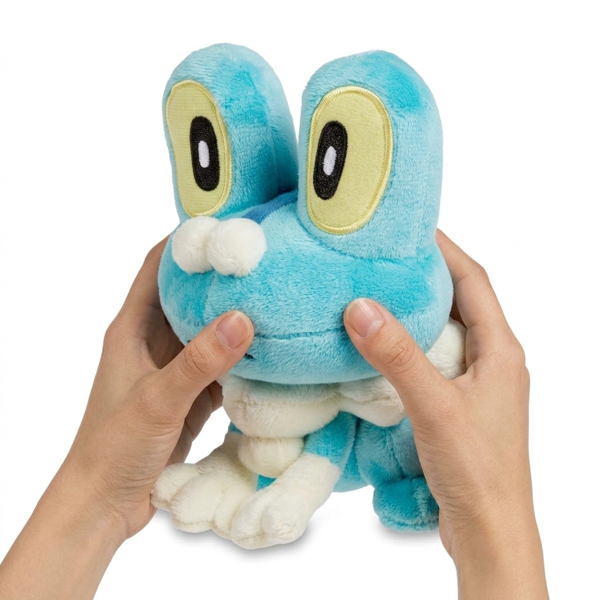 Froakie Knuffel in handen gehouden