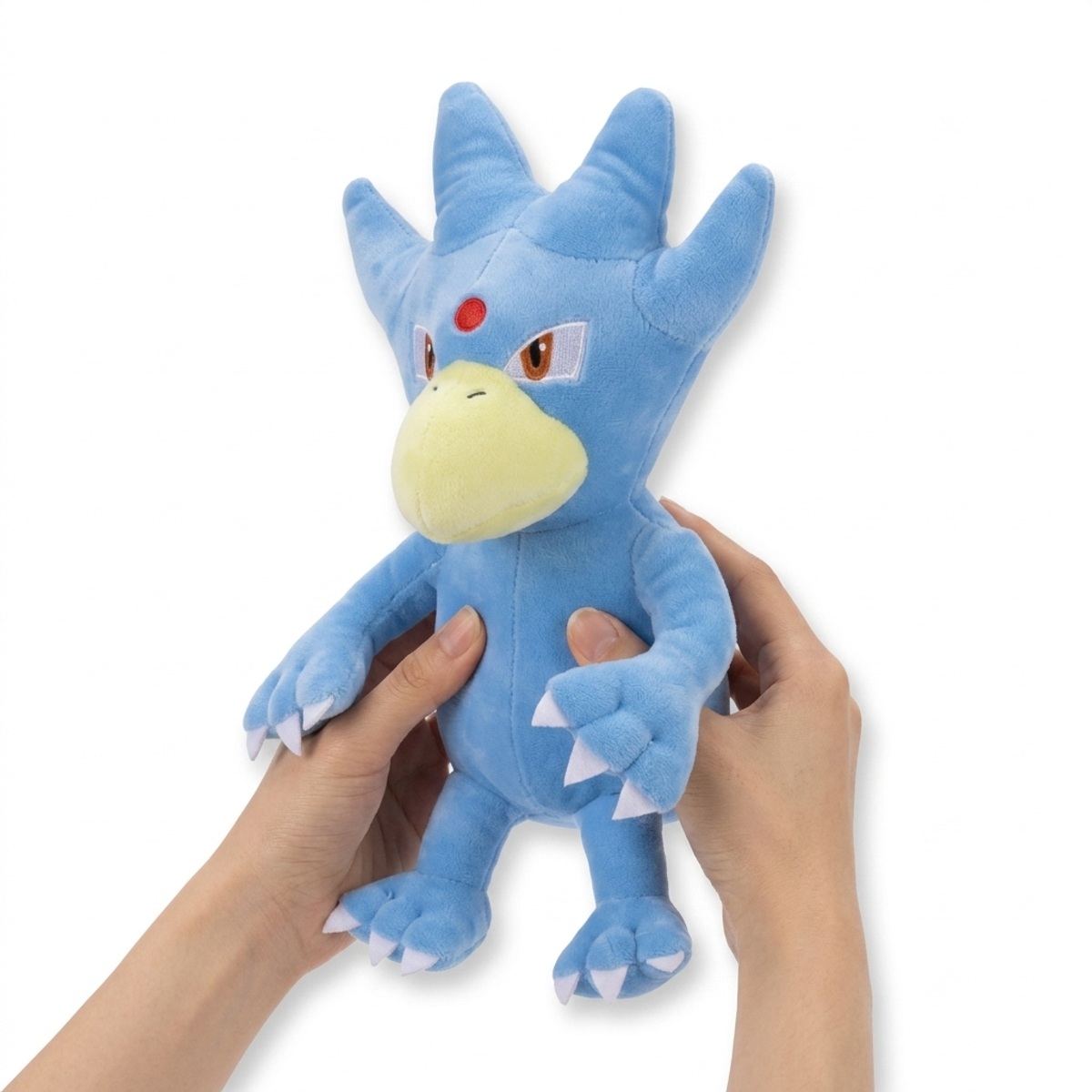 Golduck Knuffel vastgehouden in handen