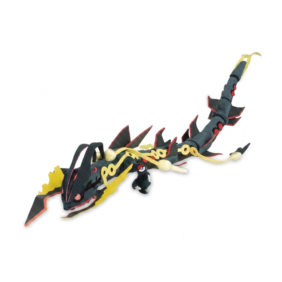 Mega Rayquaza Shiny Knuffel met badge die de echtheid bewijst.