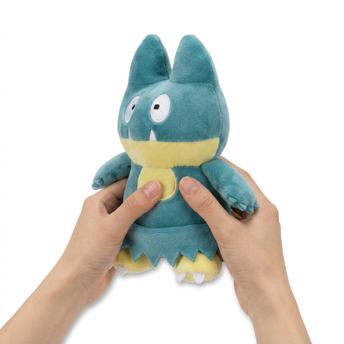 Munchlax Knuffel in handen