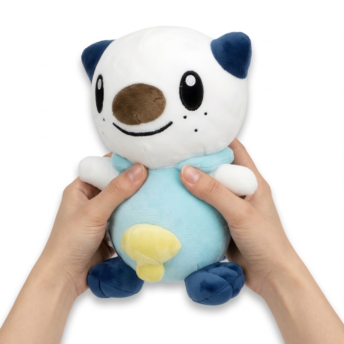 Oshawott Knuffel in handen