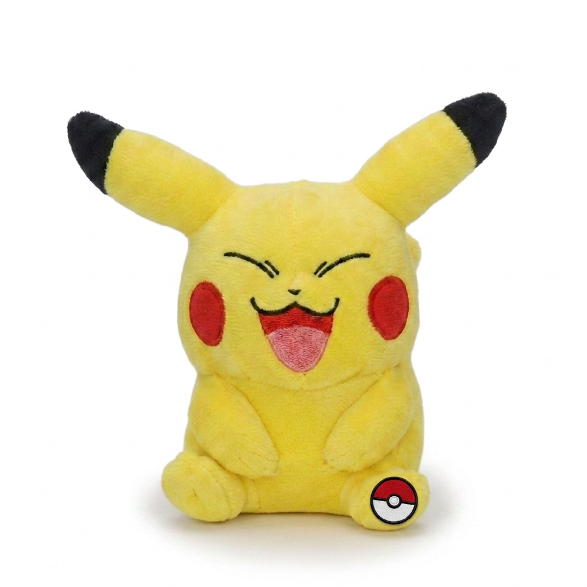 Pikachu Knuffel met badge die de echtheid bewijst.